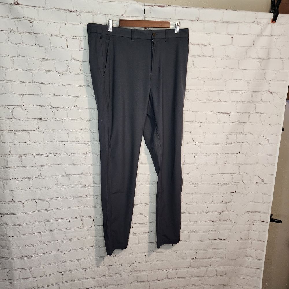 Men's Zyia Chino pants, size Large